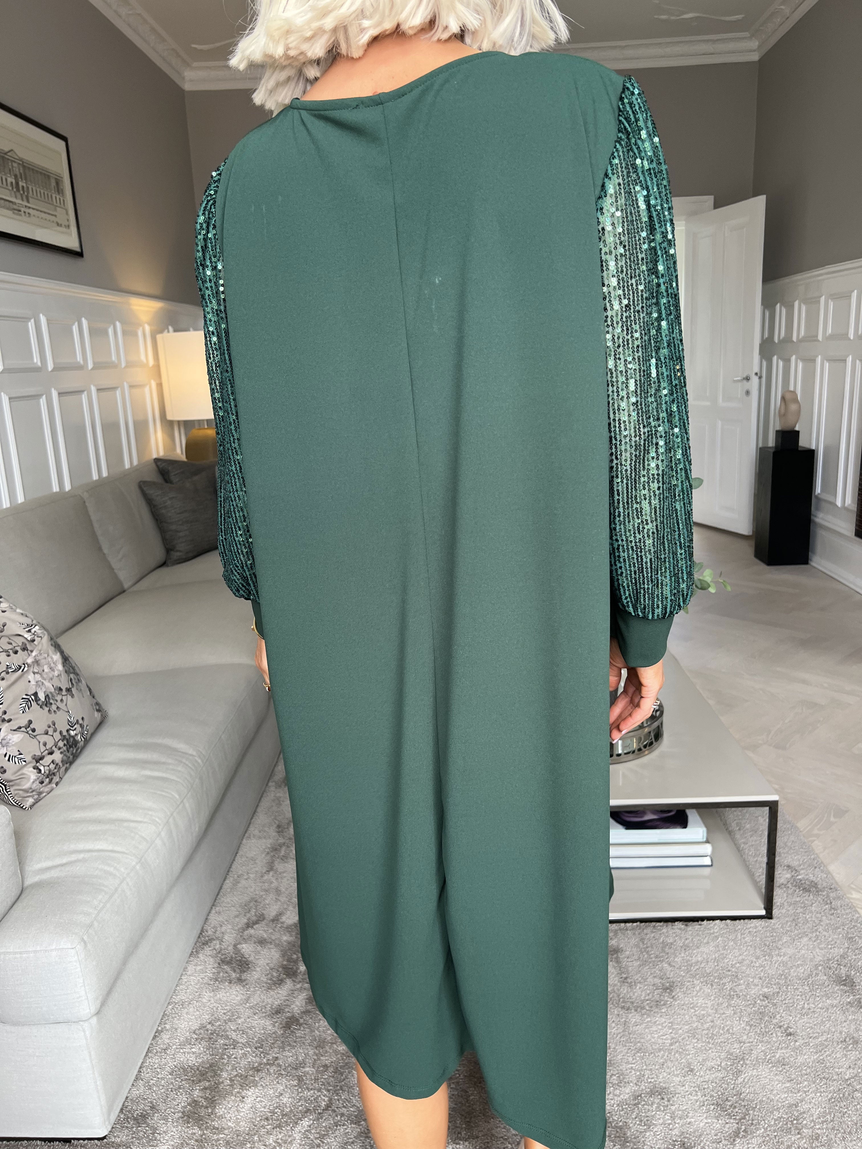 Djamila - Fin klänning med paljettärmar